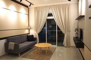 Deluxe Suite, 2 Bedrooms, City View | Living area