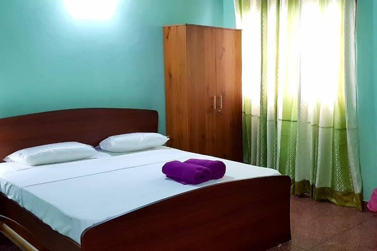 Chambre de base double, 1 grand lit, fumeur | Draps en coton égyptien, literie de qualité, rideaux d’obscurcissement