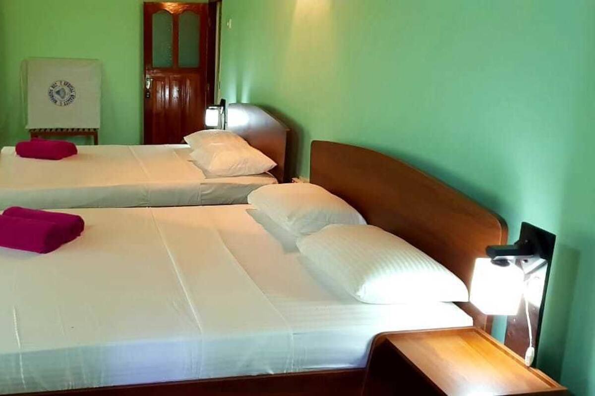 Chambre quadruple de base, 2 grands lits, fumeur, vue sur la montagne | Draps en coton égyptien, literie de qualité, rideaux d’obscurcissement