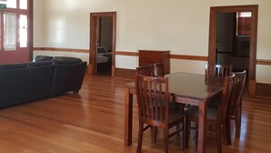 Habitación familiar, varias camas, para no fumadores | Área de sala de estar