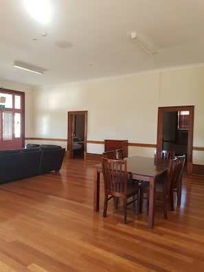 Familienzimmer, Mehrere Betten, Nichtraucher | Wohnbereich