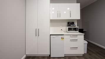 Habitación Deluxe, varias camas, para no fumadores | Área de sala de estar | Televisión de pantalla plana y reproductor de DVD