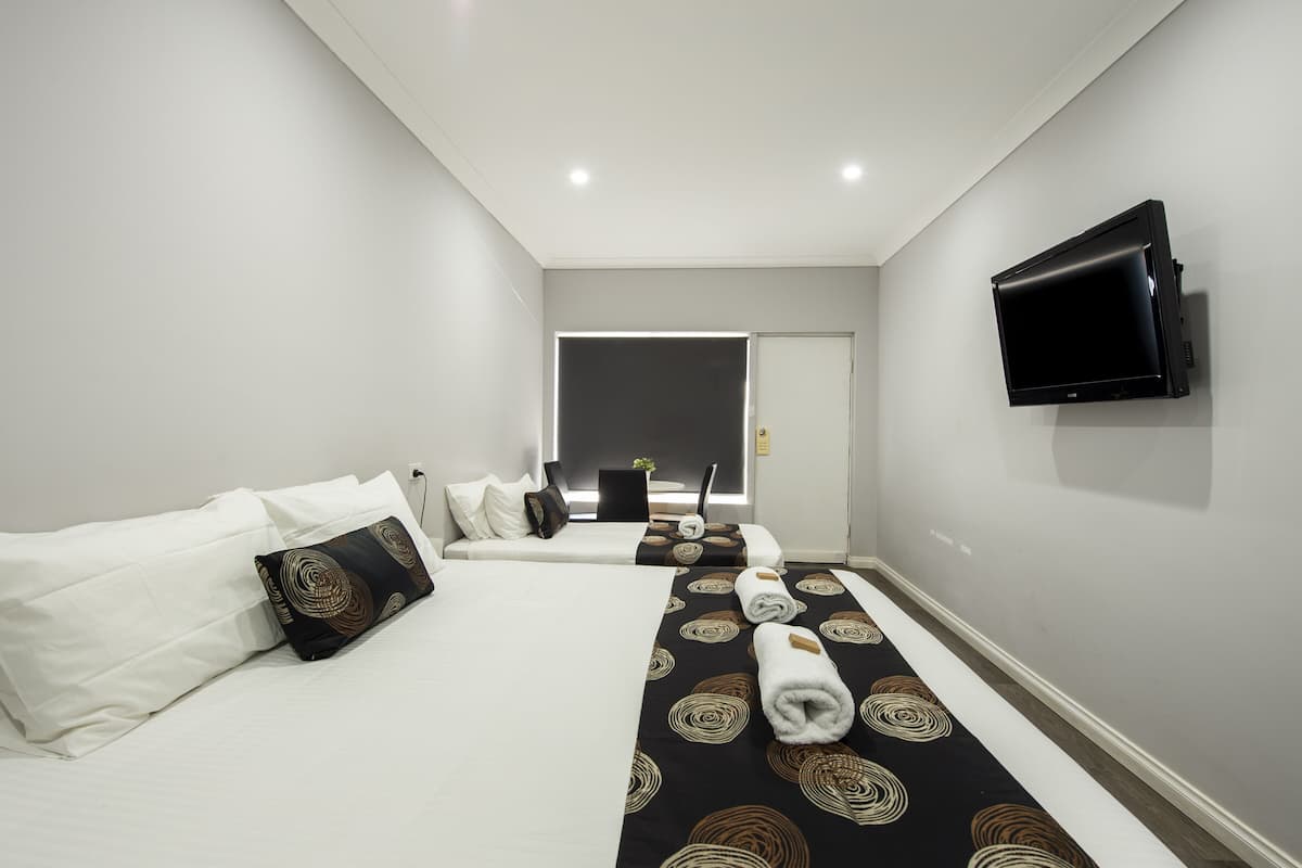 Deluxe Triple Room, Multiple Beds, Non Smoking | Iron/ironing board, cribs (surcharge), WiFi (free), bed sheets