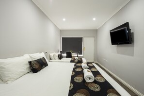 Deluxe Triple Room, Multiple Beds, Non Smoking | Iron/ironing board, cribs/infant beds, free WiFi, bed sheets - City Centre Motel (Port Pirie)