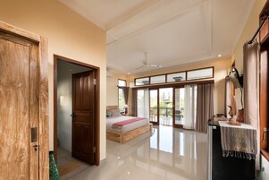 Escritorio, tabla de planchar con plancha y camas plegables/adicionales 