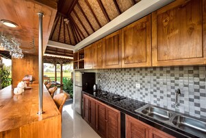 Refrigerador, placa de cocina, cafetera/tetera, tetera/pava eléctrica