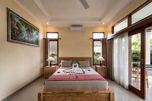 Desk, iron/ironing board, rollaway beds, free WiFi - Griya Private Villa (Ubud)
