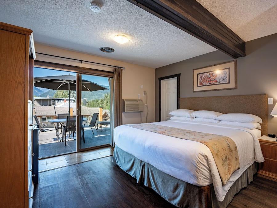 Hypo-allergenic bedding, pillowtop beds, blackout drapes