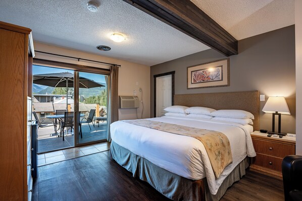 Allergitestet sengetøy, senger med overmadrass og blendingsgardiner