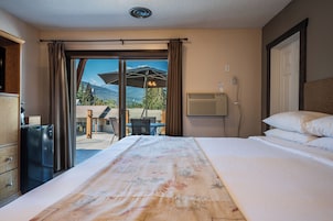 Deluxe Room, 1 King Bed, Non Smoking