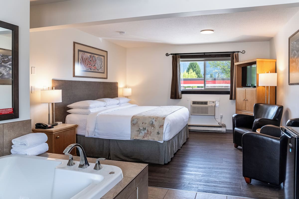 Premium Room, 1 King Bed, Non Smoking | Hypo-allergenic bedding, pillowtop beds, blackout drapes