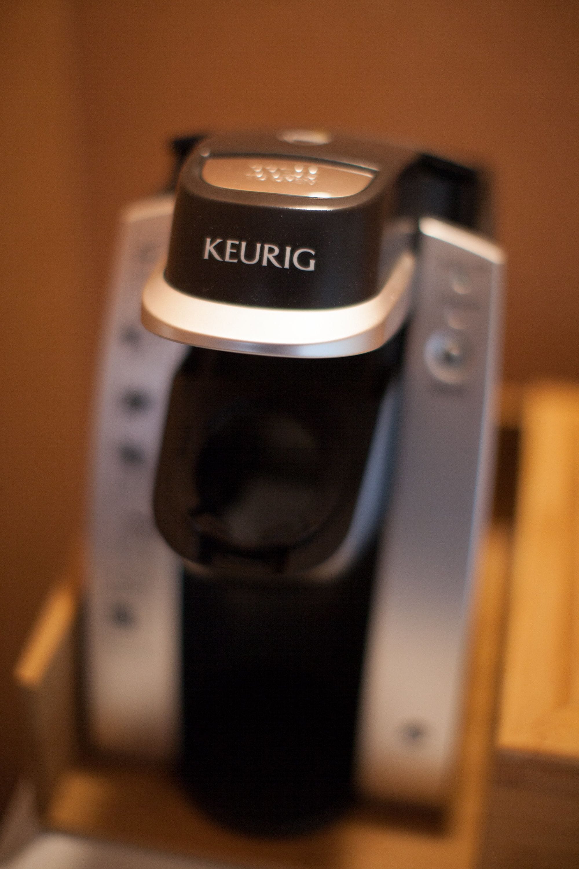 Gros plan sur une machine à café Keurig.