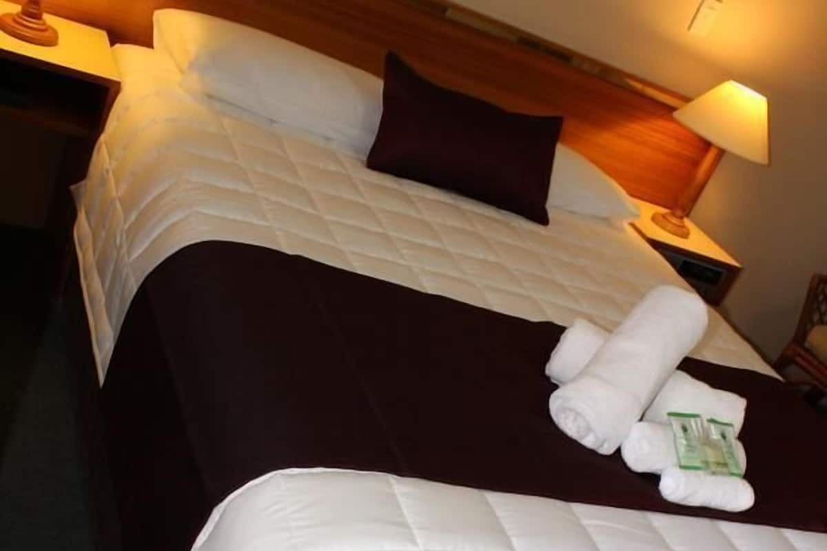 Iron/ironing board, WiFi (free), bed sheets