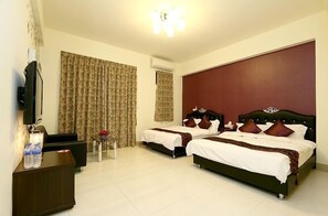 Kamar Quadruple Klasik, 2 Tempat Tidur Double, Bebas Asap Rokok | Meja kerja, kedap suara, Wi-Fi gratis, dan seprai linen