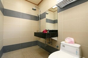 基本雙人房, 1 張標準雙人床, 非吸煙房 | 浴室 | 淋浴設備、免費盥洗用品、吹風機、拖鞋