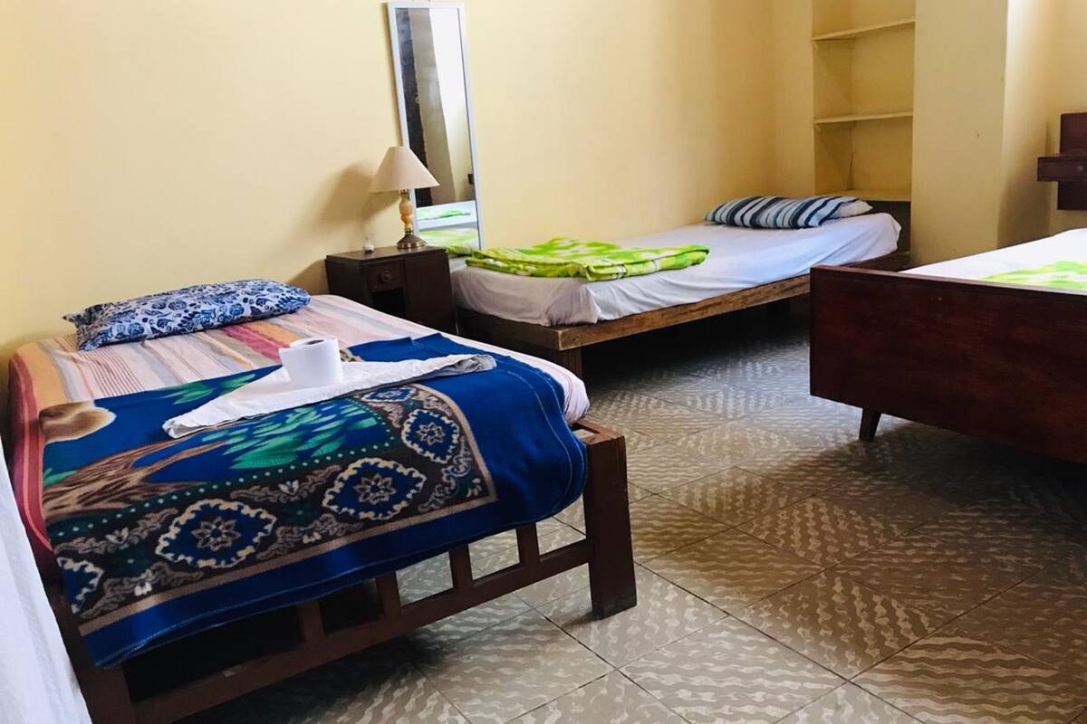 Kolmen hengen huone, tupakointi kielletty, jaettu kylpyhuone