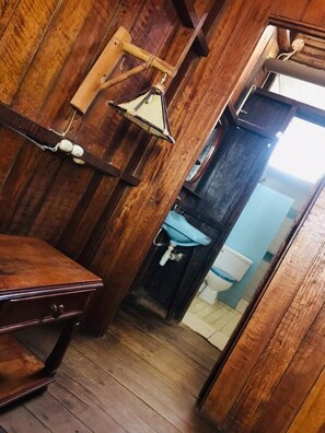 Double Room, Non Smoking, Private Bathroom | Bathroom | Towels
