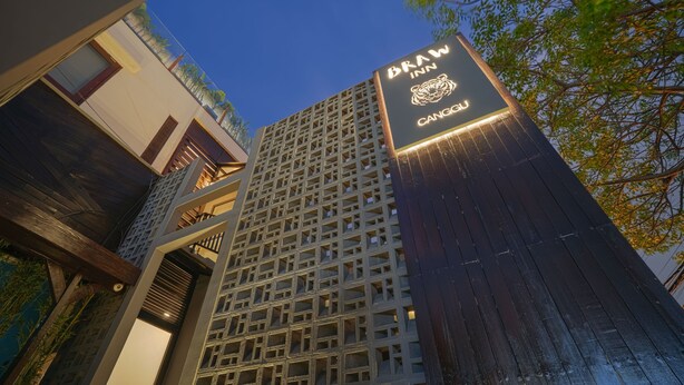 A modern building with a sign for 'Brew Inn Canggu'. - BRAW inn Canggu (Tibubeneng)