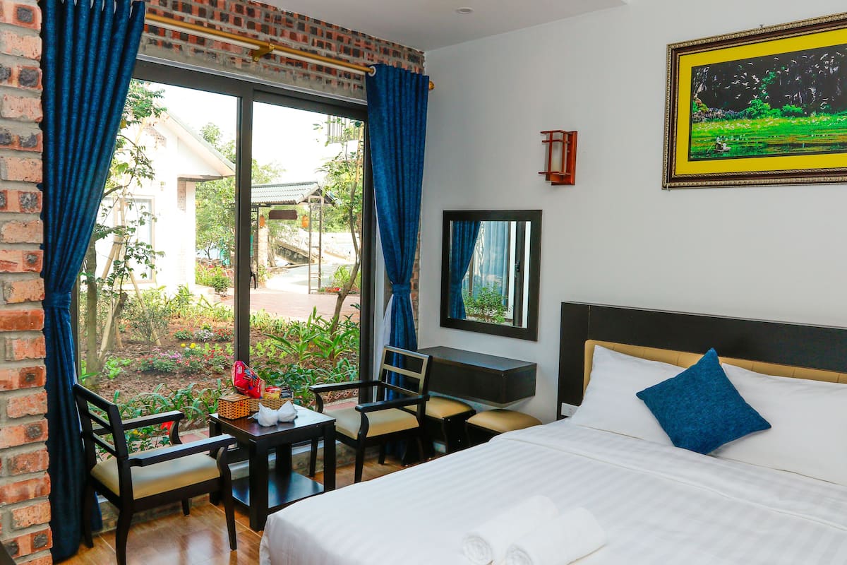 Minibar, desk, free WiFi, bed sheets