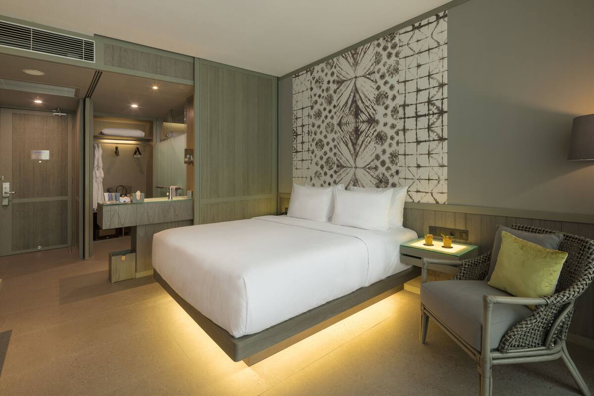 1 bedroom, premium bedding, in-room safe, desk