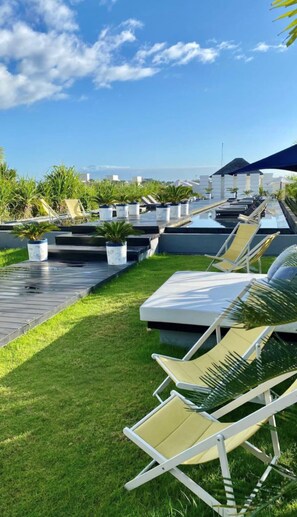 Piscina a l'aire lliure i gandules 