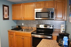 Fridge, microwave, oven, stovetop - Metro Atlanta Apartment in a House in Douglasville, Georgia 30135 U.S.A. (Douglasville)