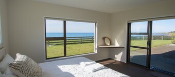 WILLS ON THE WATER - BEACHFRONT APARTMENT