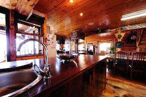 House, 4 Bedrooms, Non Smoking, Sea View | Private kitchen | Full-sized fridge, microwave, stovetop, dishwasher - Villa de Meeurots (Yzerfontein)