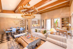 Lyxvilla (Pool & Garden) | Vardagsrum | 50-tums LED-tv med satellitkanaler och tv