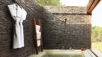 Suite de lujo, 1 cama King size (Panorama View) | Baño | Amenidades de baño ecológicas, secadora de cabello, batas, pantuflas