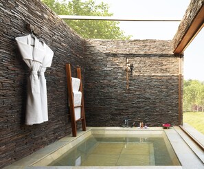 Regal Tent Suite With Panoramic View | Bathroom | Eco-friendly toiletries, hair dryer, bathrobes, slippers - Taj Aravali Resort & Spa (Udaipur)
