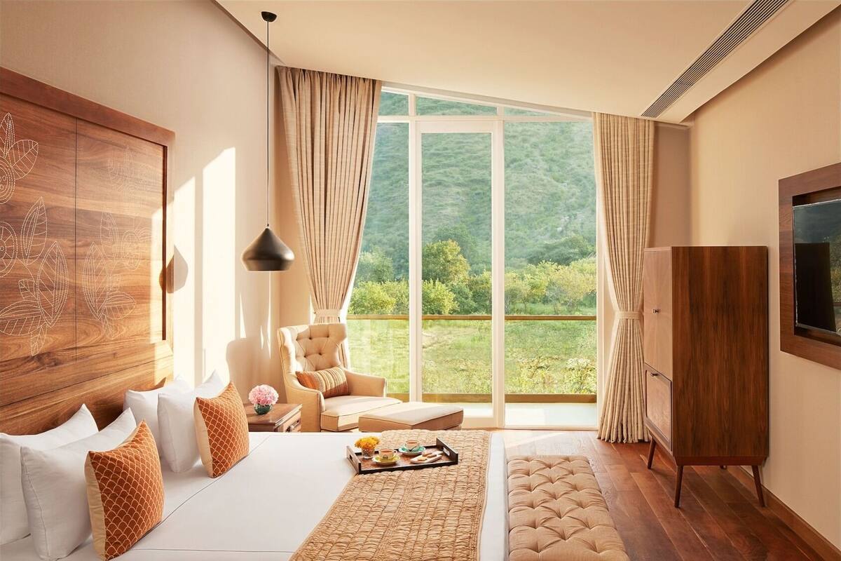 Egyptian cotton sheets, premium bedding, down duvets, minibar