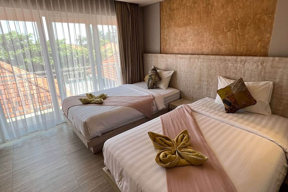 Deluxe Twin Room with Balcony | In-room safe, desk, soundproofing, free WiFi