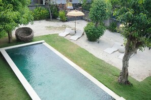 Outdoor pool, pool loungers - Locomotive Hotel and Spa by EPS (Lembongan Island)