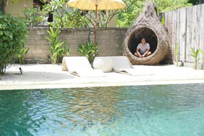 Outdoor pool, pool loungers - Locomotive Hotel and Spa by EPS (Lembongan Island)