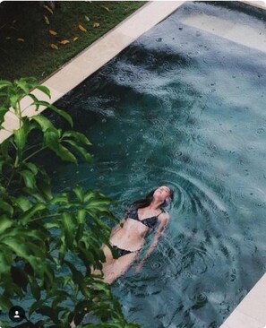 Ulkouima-allas, aurinkotuoleja