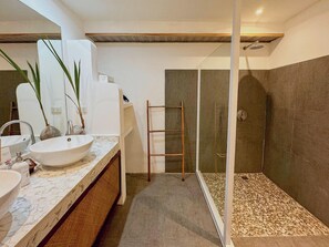 Deluxe Double Room with Patio | Bathroom | Free toiletries, hair dryer, bathrobes, towels