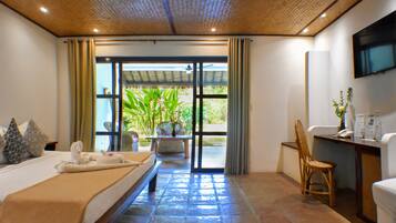 Deluxe-Doppelzimmer, Terrasse | Minibar, Schreibtisch, schallisolierte Zimmer, Babybetten