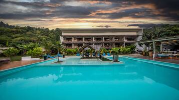 Außenpool, Liegestühle