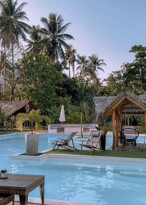 Outdoor pool, pool loungers - El Nido Moringa Resort (El Nido)