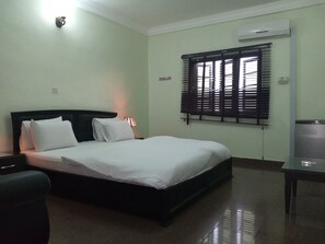 Egyptian cotton sheets, premium bedding, memory foam beds, desk - Dionzec Hotel & Suites (Lagos)