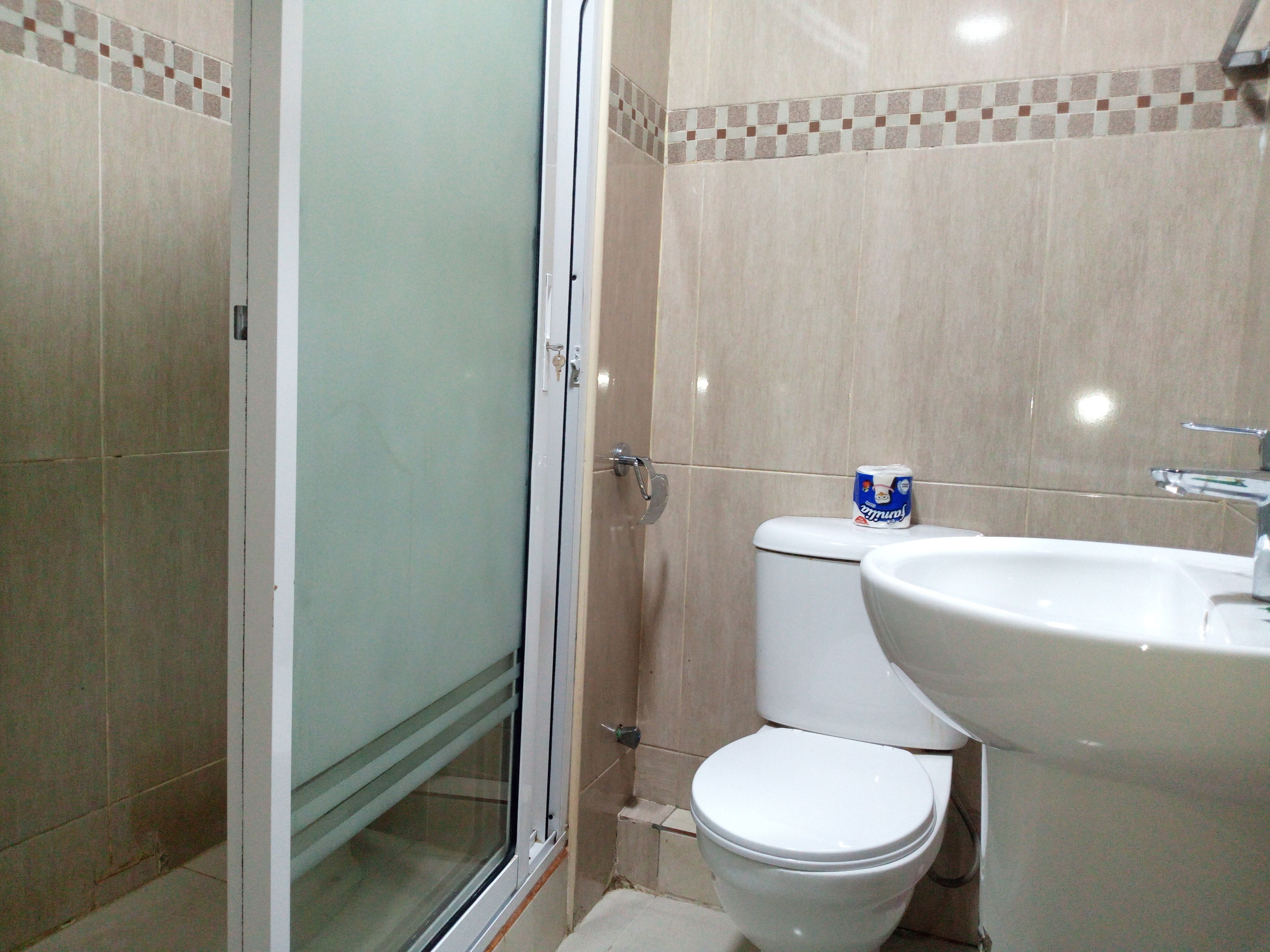 Een douche, een regendouche, handdoeken