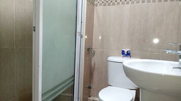 Een douche, een regendouche, handdoeken