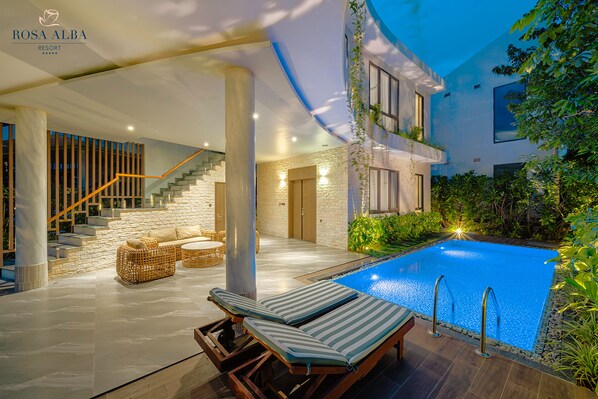 Villa, 2 chambres, piscine privée, vue jardin | Coin séjour | TV connectée de 52 pouces avec chaînes numériques