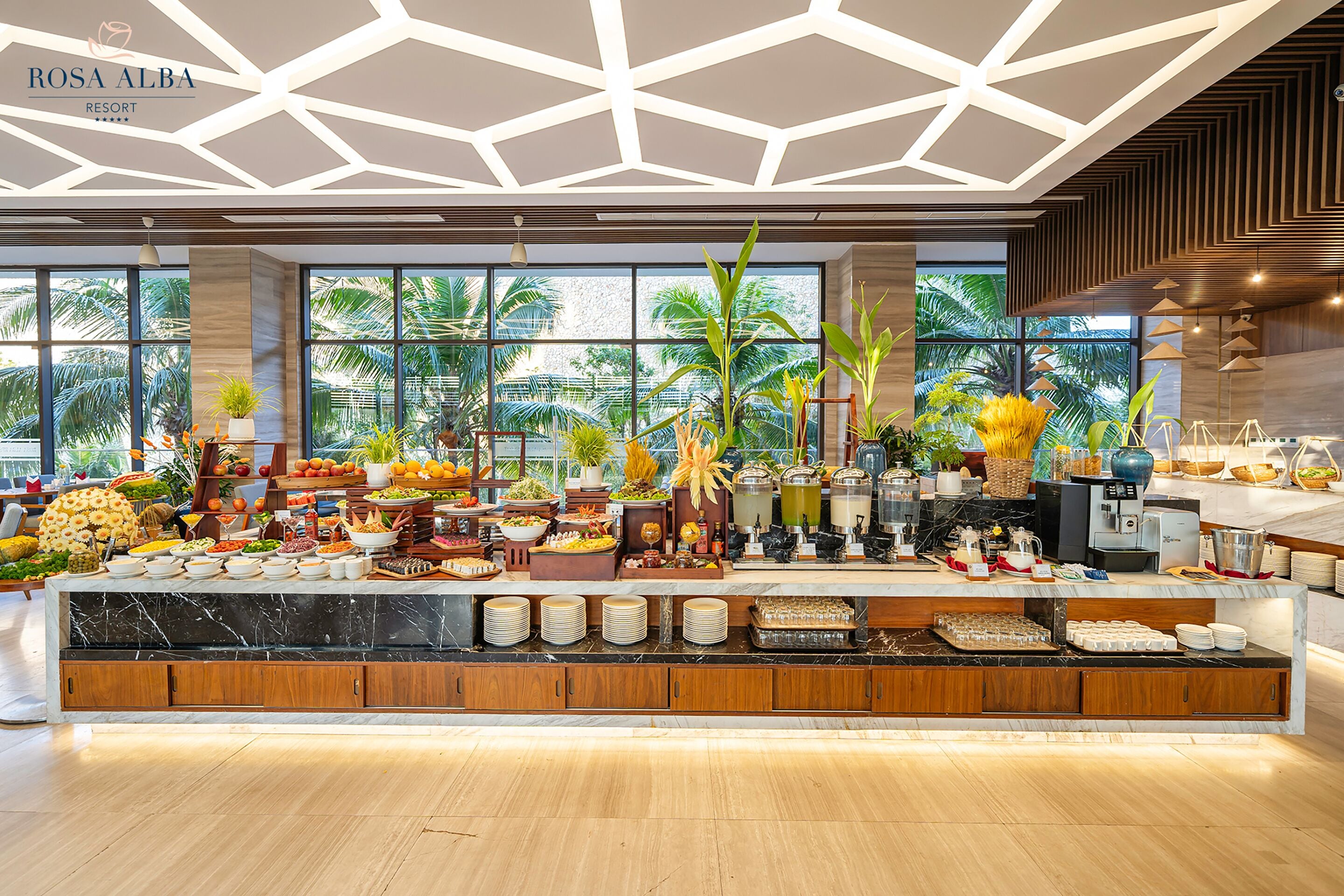 每日供应自助式早餐（每人 VND 750000）