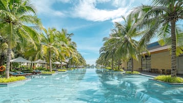 2 piscines extérieures, cabanons gratuits, parasols de plage