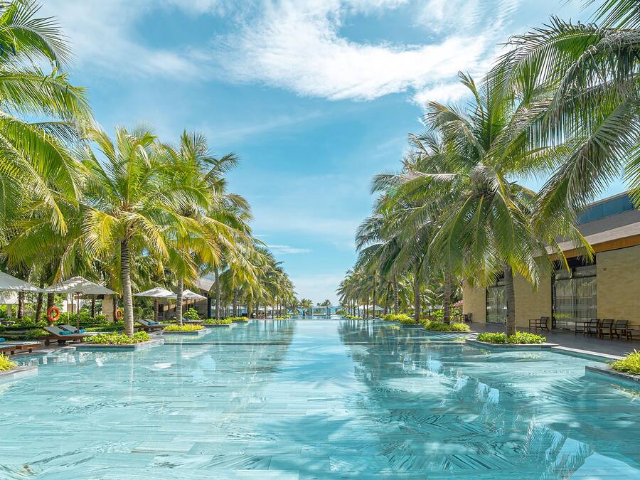 2 piscinas al aire libre, camas de piscina gratis, sombrillas