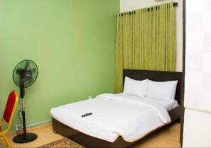 Standardzimmer | Zimmersafe, Schreibtisch, laptopgeeigneter Arbeitsplatz