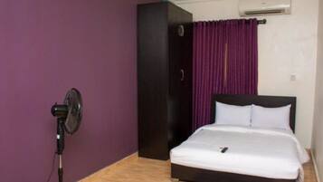 خزنة داخل الغرفة ومكتب ومساحة عمل للكمبيوتر المحمول وواي فاي مجانًا