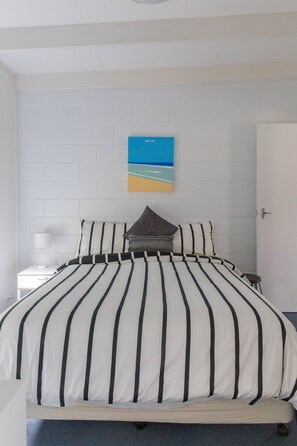 1 bedroom, premium bedding, down comforters, desk - Prom Coast Apartments (Sandy Point)